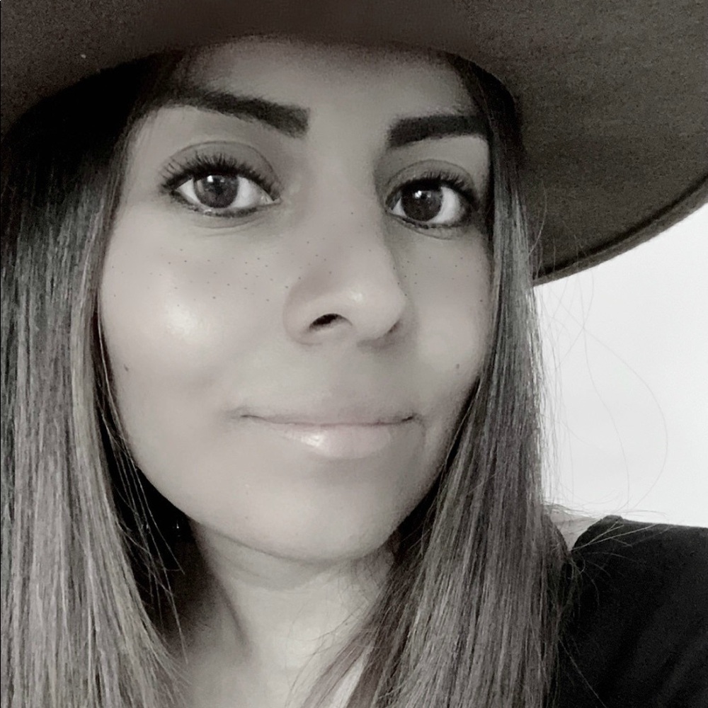 Meet your Posher, Claudia